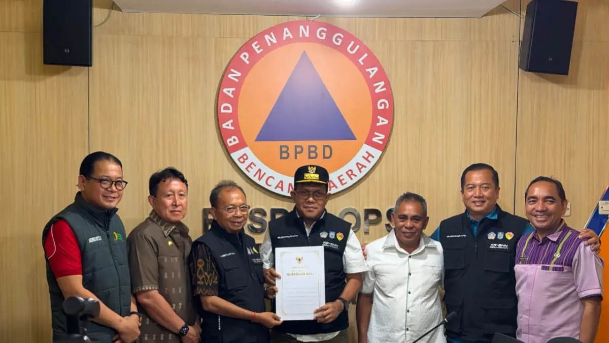 SOLIDARITAS KR-BNN: Gubernur NTB Lalu Muhamad Iqbal dan Gubernur Bali I Wayan Koster diterima Gubernur NTT Emanuel Melkiades Laka Lena di Posko Utama Penanganan Gempa di Pusdalops BPBD Kabupaten Manggarai Barat, Kamis (20/8).

