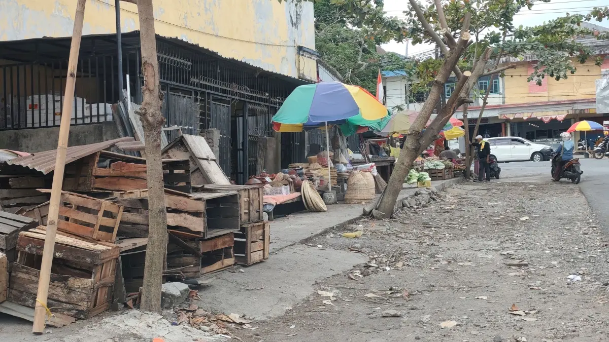 Suasana bahu jalan tampak lengang usai penertiban lapak pedagang di jalan raya Pasar Renteng, Kelurahan Leneng, Praya, Lombok Tengah, Kamis (20/8).