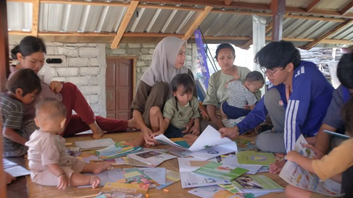Suasana hangat saat ibu-ibu dan anak-anak di Desa Adat Bayan, Lombok Utara, antusias membaca buku di lapak "Posyandu Literasi".