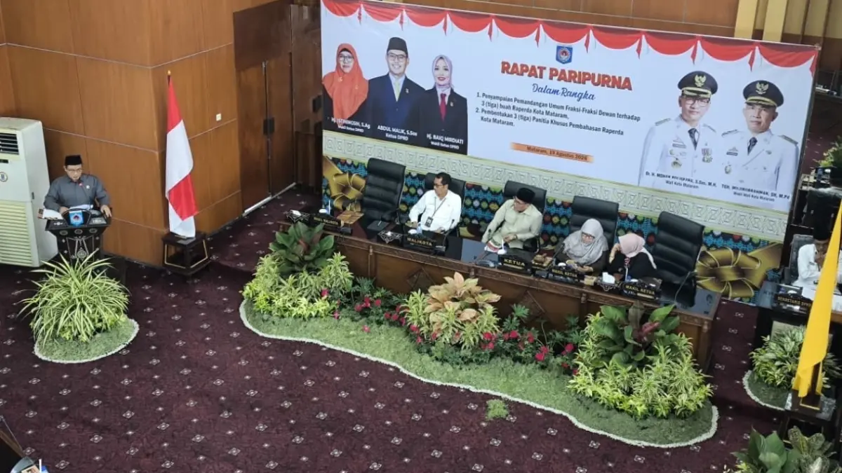Suasana rapat Paripurna DPRD Kota Mataram dengan agenda Penyampaian Pemandangan Umum Fraksi-Fraksi Dewan terhadap tiga buah Raperda dan Pembentukan Pansus Raperda