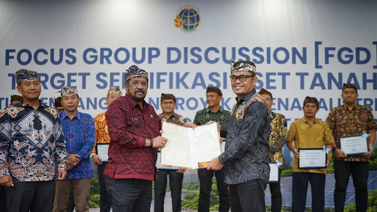 Kepala Kantor Wilayah BPN Provinsi NTB Stanley menyerahkan sertifikat aset secara simbolis kepada Senior Manager Perizinan, Pertanahan, dan Komunikasi PT PLN (Persero) UIP Nusra Bruly Victor Tarigan pada akhir rangkaian FGD sebagai wujud sinergi percepatan sertifikasi aset ketenagalistrikan PLN di NTB.