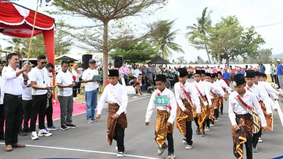 TANAMKAN KEDISIPLINAN: Pelepasan lomba gerak jalan jenjang SD di halaman Kantor Bupati Lombok Utara.