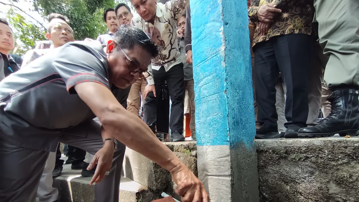 TANDA BATAS: Bupati Lombok Timur Haerul Warisin memasang palang tanda batas areal perizinan di objek wisata Otak Kokoq Joben, Kecamatan Montong Gading. 