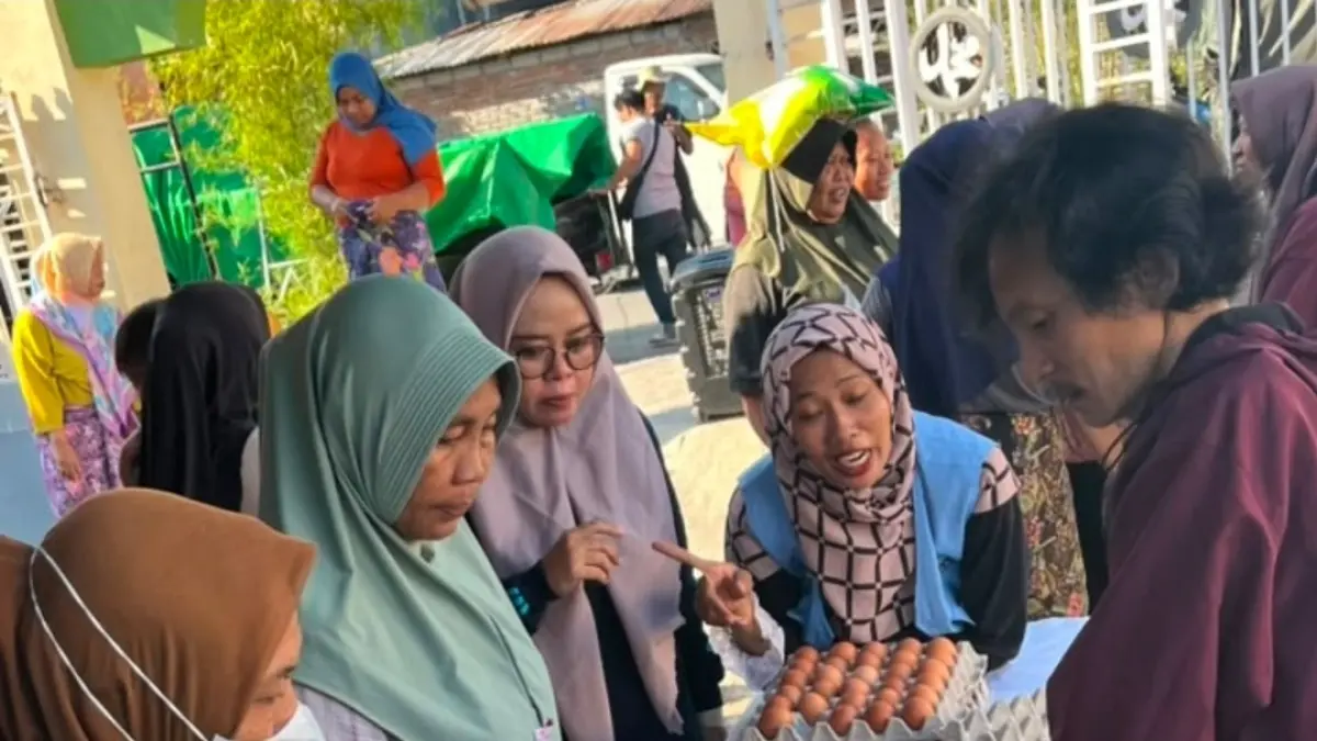 Warga saat menyerbu telur di pasar rakyat, beberapa waktu lalu. 