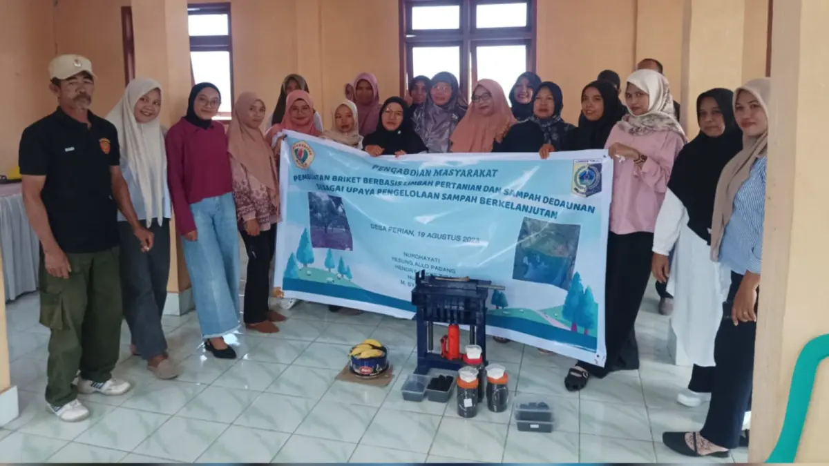 Tim Pengabdian kepada Masyarakat dari Jurusan Teknik Mesin Fakultas Teknik Unram, beserta warga Desa Perian foto bersama usai sosialisasi dan pelatihan Pembuatan Briket Berbasis Limbah Pertanian dan Sampah Dedaunan sebagai Upaya Pengelolaan Sampah Berkelanjutan, Sabtu (19/8). (IST/LOMBOK POST)