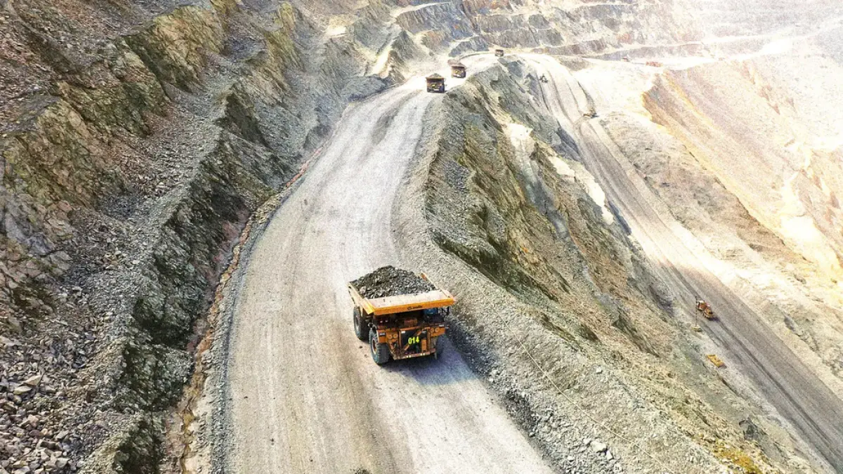 Aktivitas pengangkutan bijih (haulage operation) di Pit Batu Hijau, area operasional PT AMMAN. (IST/LOMBOK POST)