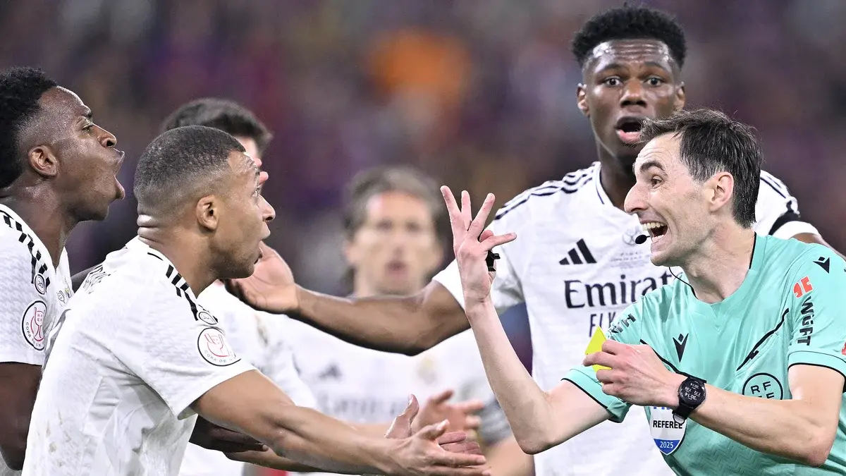 Aturan baru Wasit La Liga boleh jelaskan keputusan di kamera. Namun Santiago Bernabeu jadi satu-satunya stadion yang belum bisa terapkan.