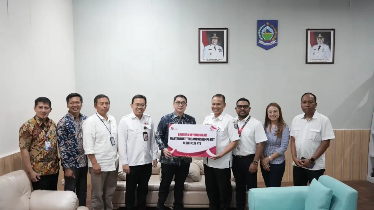 BANTUAN KEMANUSIAAN: FKIJK NTB dan BMPD NTB serahkan bantuan kemanusiaan untuk korban gempa NTT pada Kepala Diskominfotik NTB Ahsanul Khalik, Rabu (19/8). (BI NTB FOR LOMBOK POST)