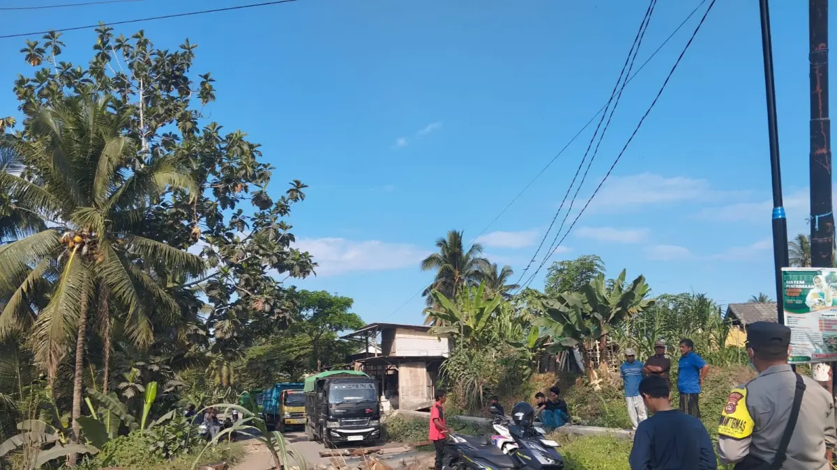 BLOKADE JALAN: Warga Desa Kalijaga Timur saat memblokir jalan karena tidak kunjung diperbaiki dan kesal oleh ulah oknum sopir yang menabrak paling pembatas belum lama ini.&nbsp;