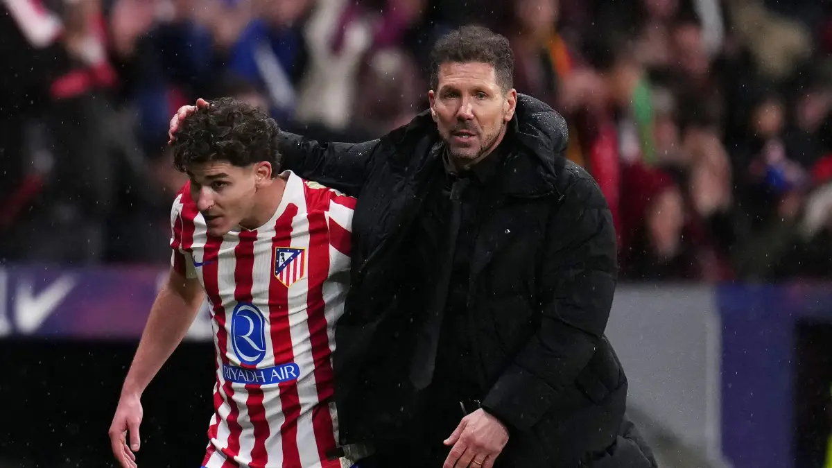 Diego Simeone pastikan Julián Alvarez masuk skuad Atlético Madrid. Simeone dan CEO klub jawab tegas isu transfer sang penyerang.