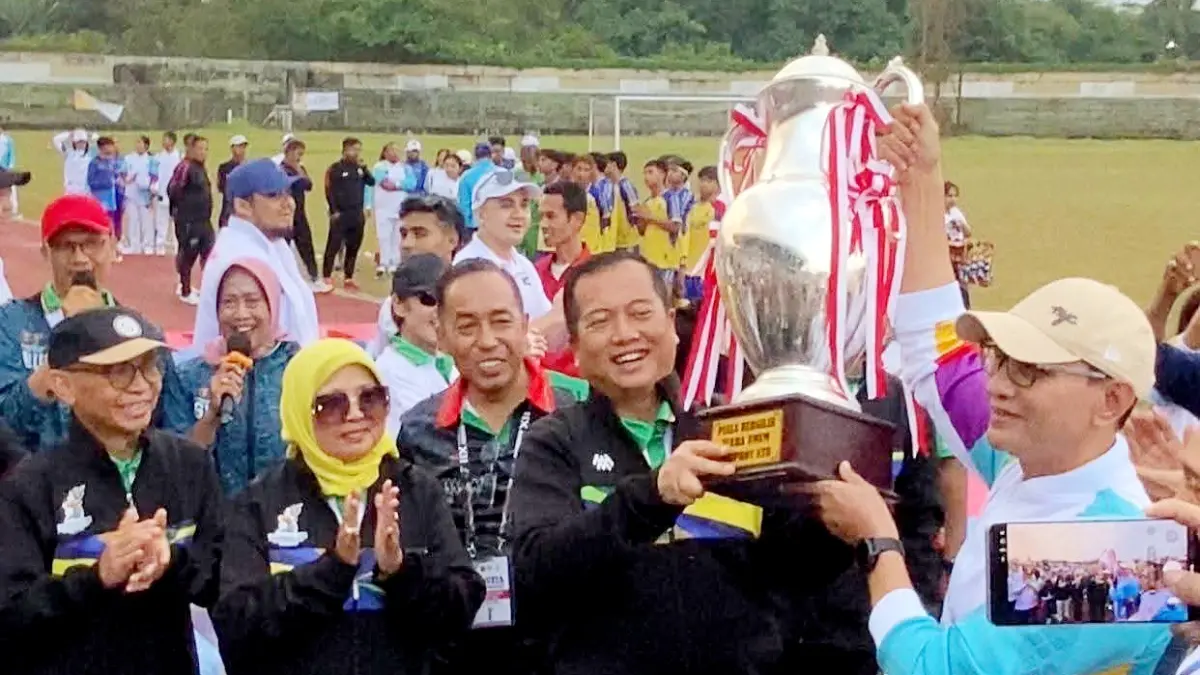 KANDIDAT KETUA KONI NTB: Wali Kota Mataram H Mohan Roliskana (kanan) menerima piala juara umum Porprov NTB dari Gubernur NTB Lalu Muhamad Iqbal didampingi Ketua KONI NTB Mori Hanafi, beberapa waktu lalu.&nbsp;(Foto: Toni/Lombok Post)

&nbsp;