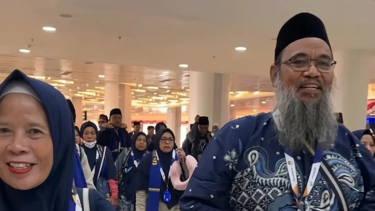 KEBERANGKATAN: Rombongan jamaah umrah Muhsinin Tour and Travel didampingi pembimbing ibadah TGH Fahrurrozi Wardy di Bandara Internasional Zainuddin Abdul Madjid (BIZAM), Lombok, Kamis (20/8).