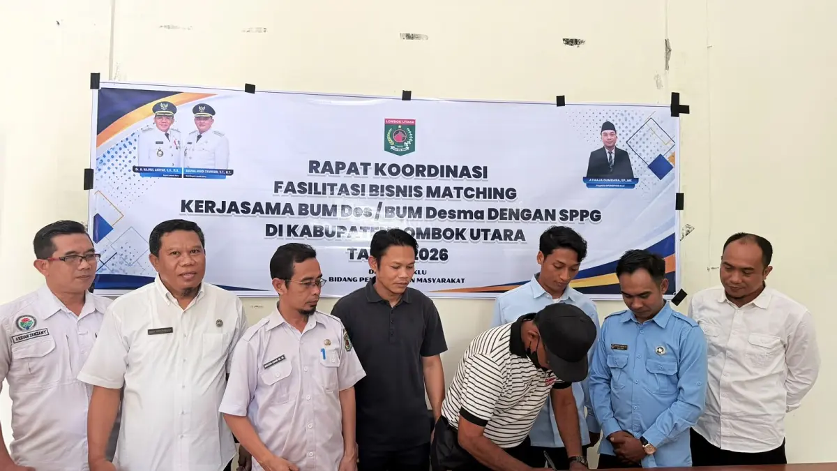 KERJA SAMA BISNIS: Penandatanganan MoU kerja sama bisnis antara BUMDes dan BUMDesma dengan SPPG yang difasilitasi DP2KBPMD KLU, Rabu (19/8). (IST/LOMBOK POST)