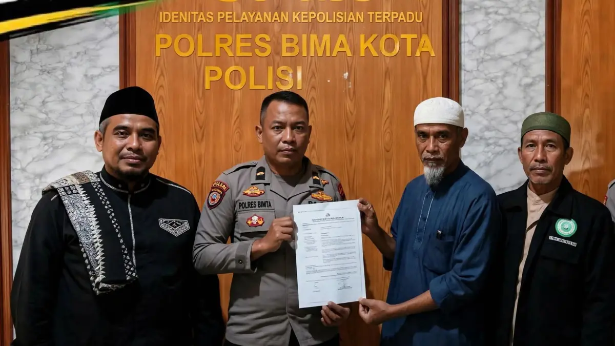 Ketua FUI Bima Raya Asikin bin Mansyur memperlihatkan surat laporannya di Polres Bima Kota, Kamis (20/8). (Istimewa/Lombok Post)