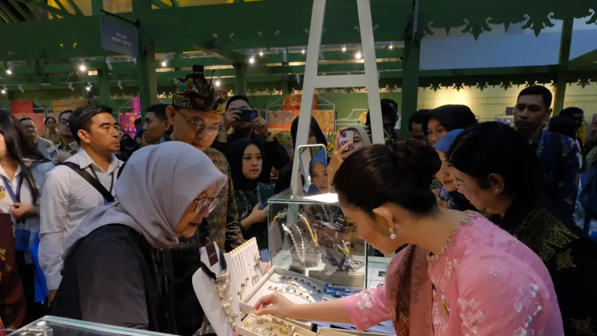KUNJUNGI STAN UMKM: Dari kiri, Ketua Dekranas Selvi Gibran Rakabuming dan Deputi Gubernur Senior BI Destry Damayanti yang mengunjungi stan UMKM binaan BI NTB dalam kegiatan KKI 2026 di Jakarta. (BI NTB FOR LOMBOK POST)