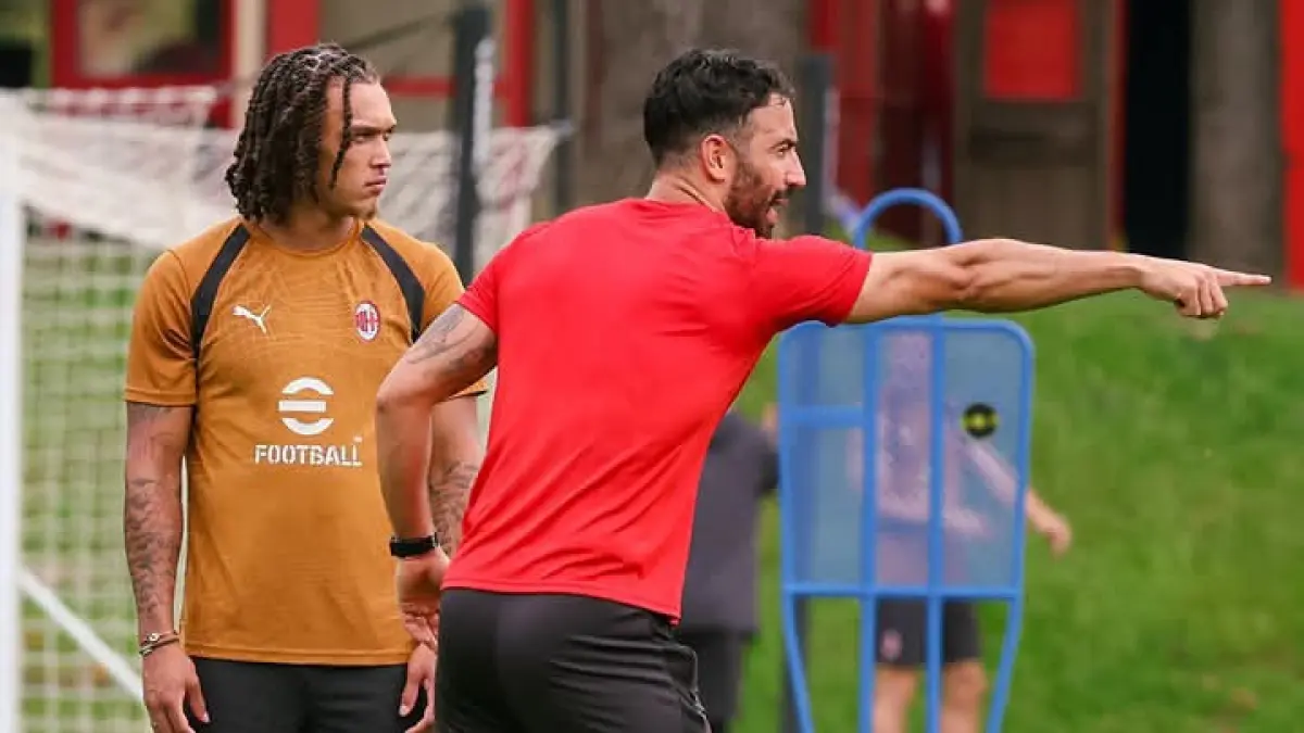 LATIHAN: Diego Moreira, pemain baru AC Milan mendapat arahan dari pelatih Ruben Amorim. (Istimewa) 