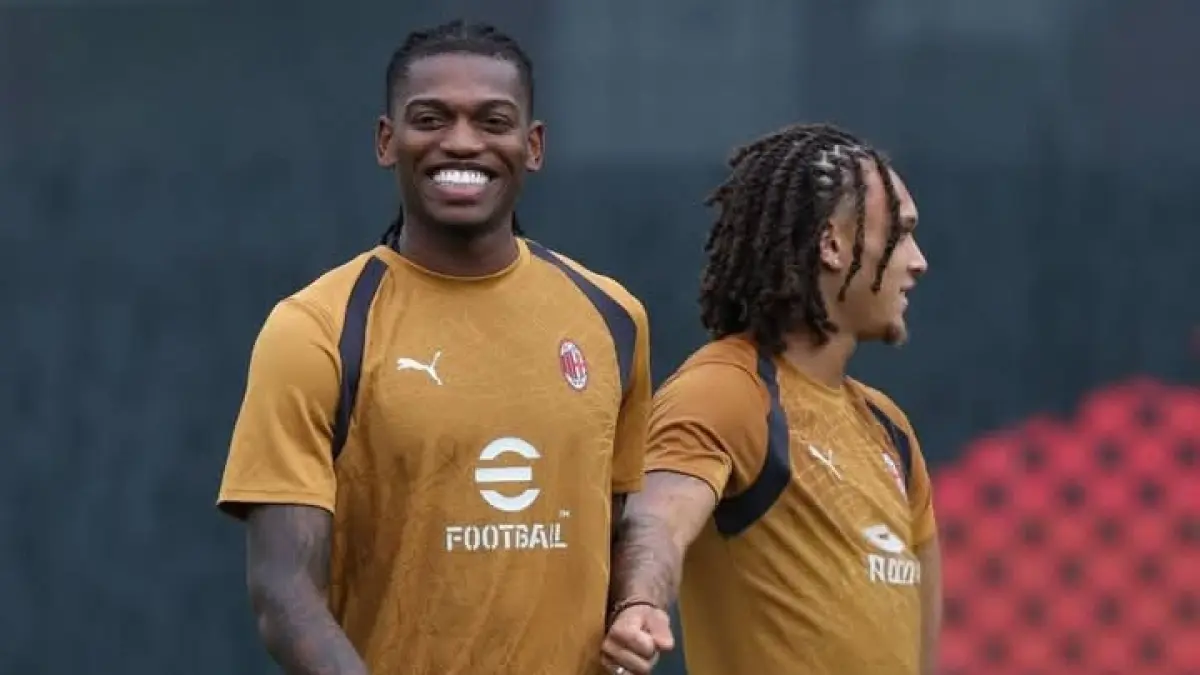 MENGAKRABKAN DIRI: Rafael Leao dan Diego Moreira, dua pemain AC Milan yang bisa dimainkan di posisi yang sama. (Istimewa) 