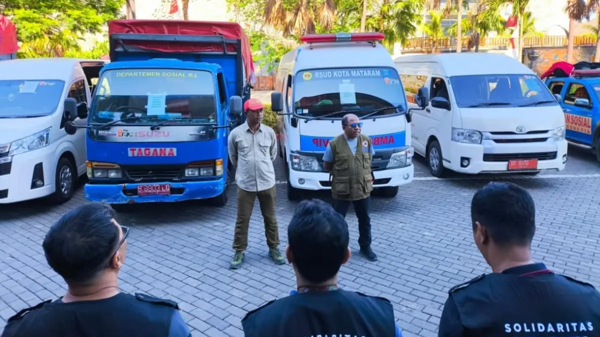 MISI KEMANUSIAAN: Armada ambulans milik RSUD H. Moh. Ruslan Kota Mataram terlihat di antara kendaraan taktis lain yang diterjunkan dalam aksi kemanusiaan di NTT, Kemarin (18/8).