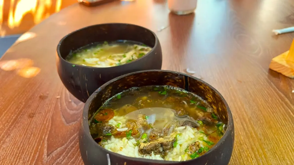 MURAH MERIAH LEZAT: Penampakan soto bathok murah meriah yang viral di Mataram. (FERIAL/LOMBOK POST)