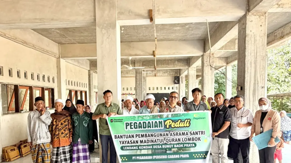 Pimpinan Pegadaian Cabang Praya Gunaji Agus Wibowo menyerahkan bantuan pembangunan asrama santri Yayasan Madinatul Quran Lombok melalui program Pegadaian Peduli.