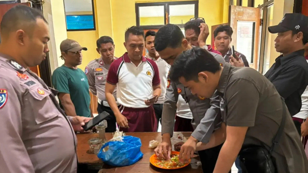 Petugas piket Sattahti Polres Bima Kota menemukan sabu yang disembunyikan dalam sambal, Sabtu (22/8). (Dok Polres Bima Kota)