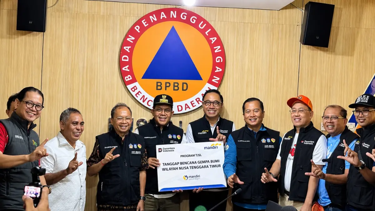 Relawan Bank Mandiri menyalurkan bantuan logistik kepada masyarakat terdampak gempa di sejumlah wilayah Nusa Tenggara Timur melalui program Mandiri Peduli NTT.
