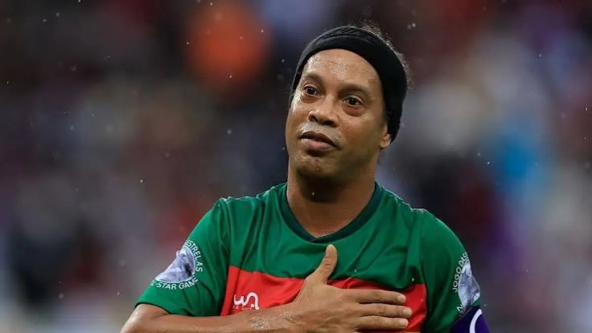 Ronaldinho resmi keluar dari masa pensiun dan bergabung dengan Ravenna FC di Serie C Italia. Legenda Brasil ini incar gol ke-300.