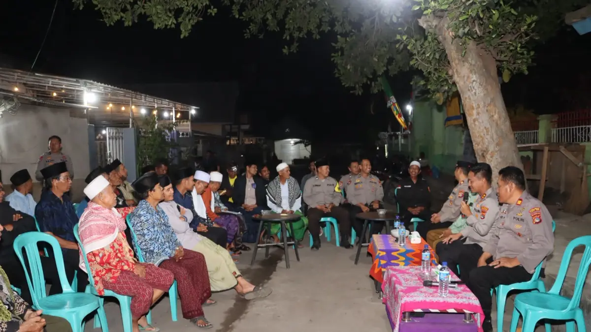 SAMBANGI: Kapolres Lombok Timur saya melakukan diskusi bersama warga saat mengunjungi Poskamling di Desa Kalijaga Timur dan Anggaraksa. 