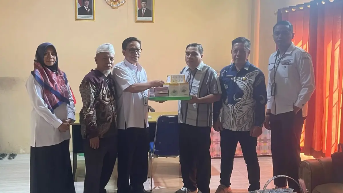 SKRINING KESEHATAN: Tim Poltekkes Kemenkes Mataram menyerahkan bantuan alat pemeriksaan kesehatan kepada kader dan Pemerintah Desa Sigar Penjalin, Lombok Utara.