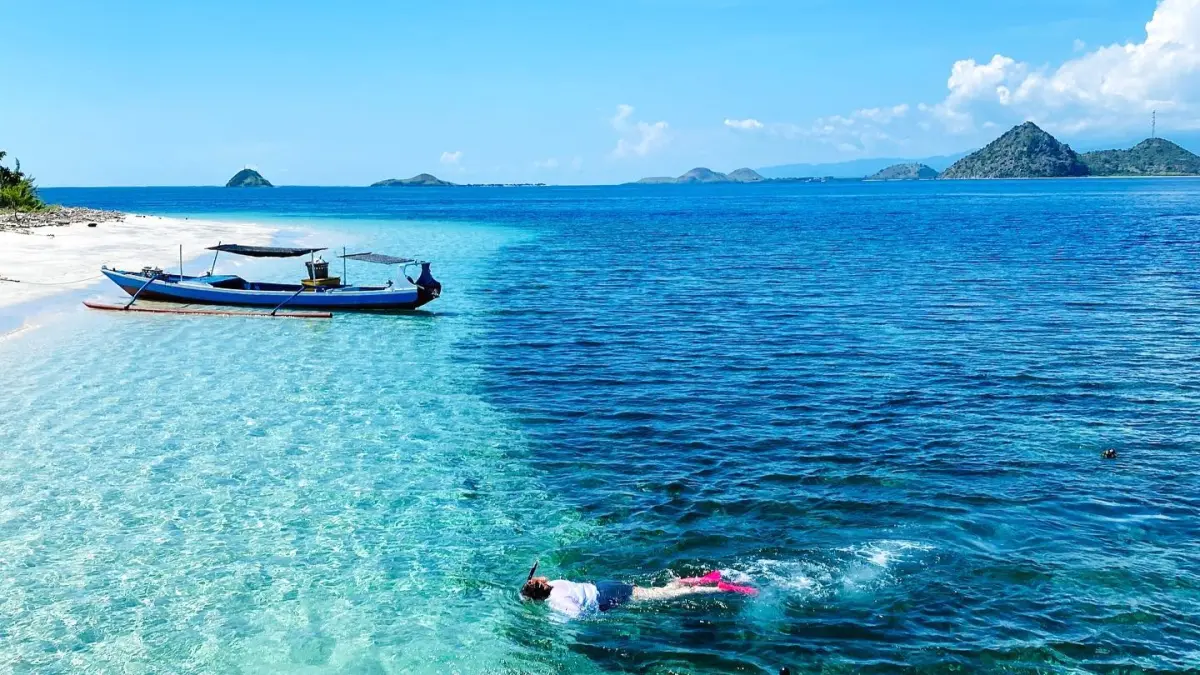 SURGA TERSEMBUNYI: Penampakan destinasi wisata Pulau Paserang di Kabupaten Sumbawa Barat yang memukau. (IST/LOMBOK POST)