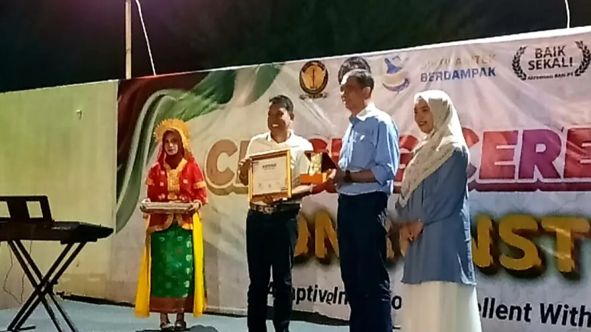 TERIMA PENGHARGAAN: Pembina Yayasan UNBIM MFH Dr. Syamsuriansyah bersama saat kegiatan Closing Ceremony Onbunster di kampus UNBIM MFH Mataram Jumat (21/8) malam. 