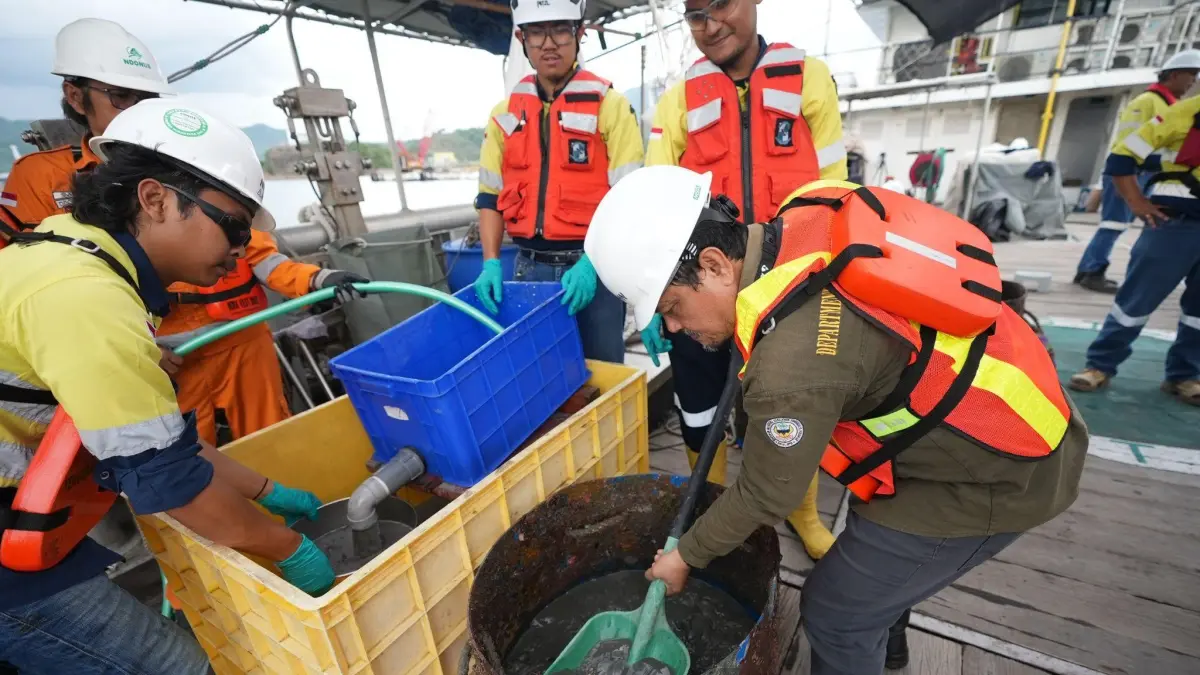 Tim peneliti dan akademisi tengah menyiapkan media eksperimen Studi Rekolonisasi ekosistem laut dalam di wilayah operasional AMMAN, Sumbawa Barat, guna mengamati pemulihan alami biota laut di atas material tailings. (IST/LOMBOK POST)