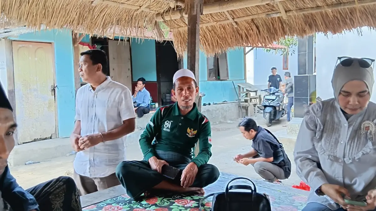 KOORDINASI KEBUTUHAN WARGA: Anggota Komisi V DPRD NTB, Sitti Ari saat melakukan koordinasi kebutuhan mendesak warga Sade saat turun langsung meninjau kondisi warga terdampak musibah kebakaran. Peninjauan lokasi bencana tersebut dilaksanakan di Dusun Sade, Desa Rembitan, Kecamatan Pujut, Lombok Tengah, pada Minggu (23/8). (NURUL/LOMBOK POST)