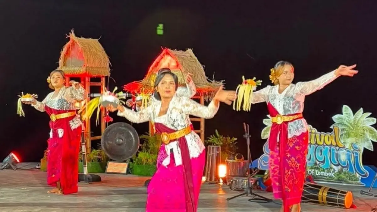 ATRAKSI BUDAYA: Beberapa penari membawakan tarian penyambutan pada Pekan Kesenian Senggigi di Pasar Seni Senggigi, akhir pekan lalu. (DOK DISPAREKRAFPORA LOBAR)