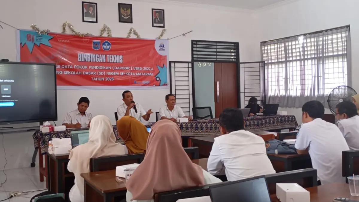 BIMTEK: Sekretaris Disdik Kota Mataram H Naufal Aldian (pegang mik) memberikan materi terkait data Dapodik 2027 versi 2027.a untuk memperbarui sistem pendataan pendidikan secara berkala jenjang SD se-Kota Mataram di SMPN 16 Mataram, Rabu (19/8).
