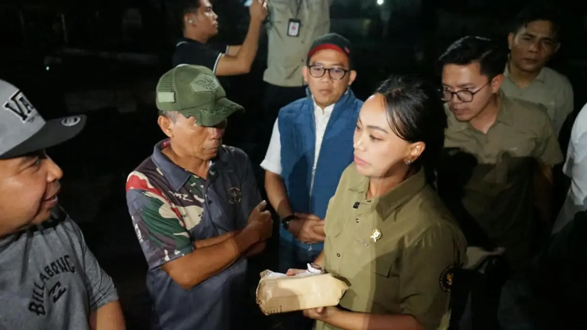 CEK LOKASI KEBAKARAN: UKP Pariwisata Zita Anjani meninjau langsung kawasan Desa Adat Sade, Lombok Tengah, Minggu (23/8). 
