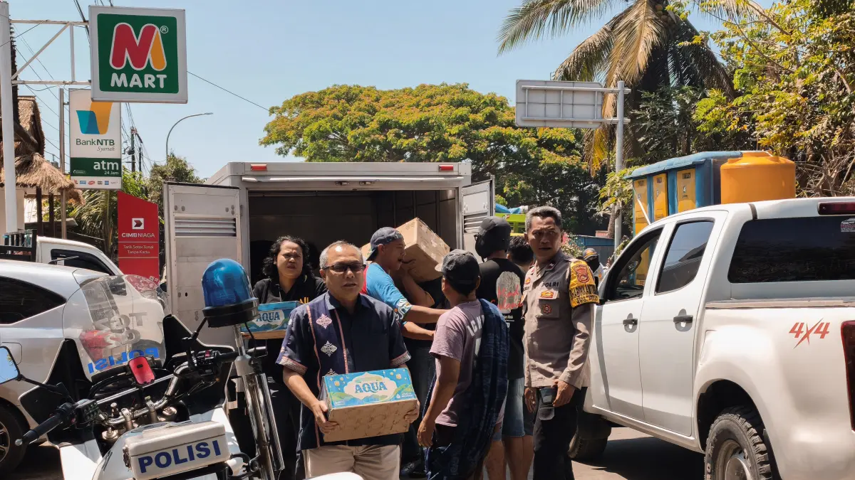 General Manager Pullman Lombok Budi Wahjono turut mengangkat bantuan minuman dan makanan kepada para korban kebakaran di Desa Wisata Sade, Rembitan, Pujut, Lombok Tengah, Minggu (23/8). 