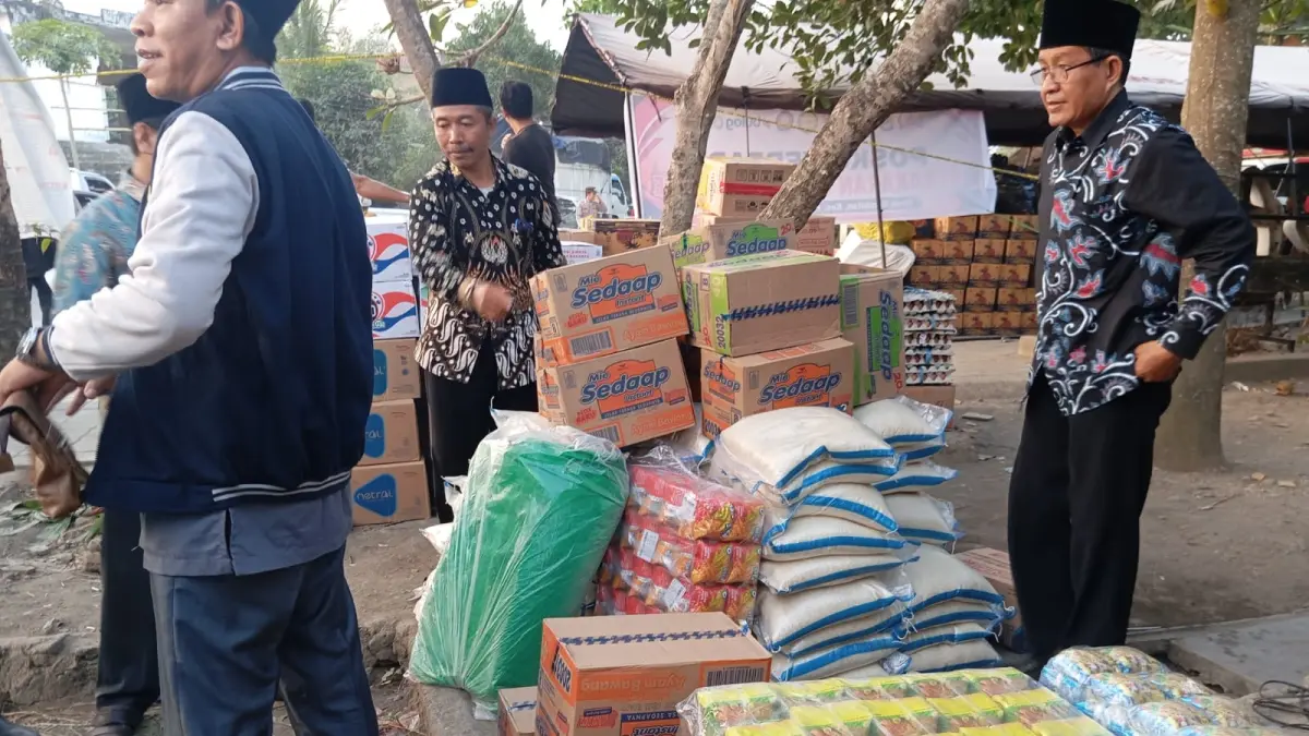 GERAK CEPAT: Sejumlah bantuan yang disalurkan IAIH Hamzanwadi Lombok Timur untuk masyarakat Desa Adat Sade korban kebakaran. (Istimewa) 