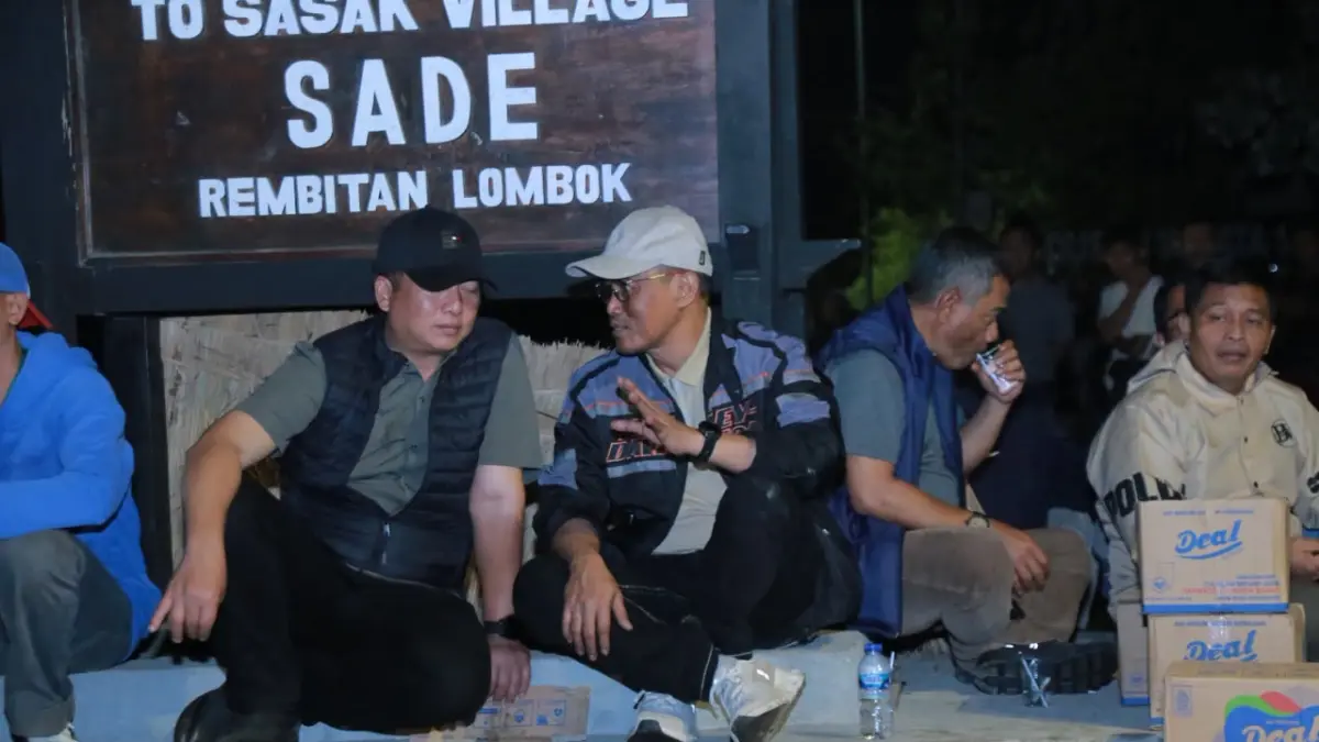 Kapolda NTB Irjen Pol. Kalingga Rendra Raharja berbincang dengan Gubernur NTB Lalu Muhamad Iqbal usai meninjai kebakaran rumah adat Sasak di kawasan Desa Adat Sade, Desa Rembitan, Kecamatan Pujut, Lombok Tengah, Minggu (23/8) dini hari.