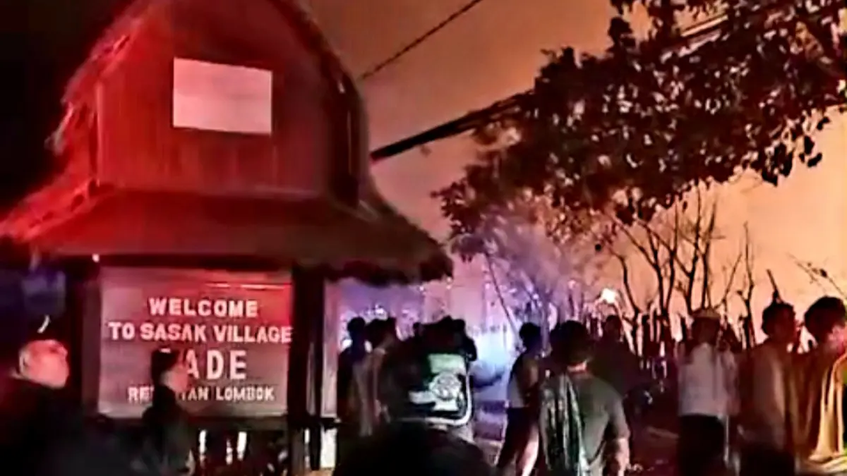 Kebakaran hebat melanda Desa Adat Sade Lombok Tengah Sabtu (22/8) malam.