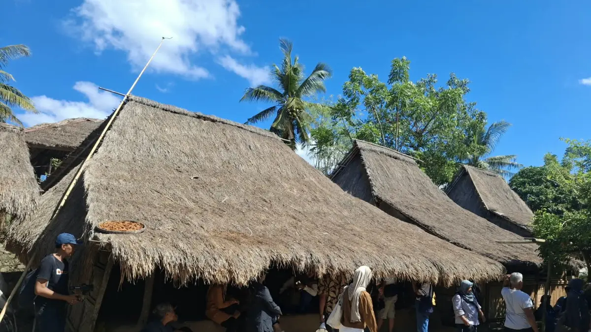 KENANGAN WISATAWAN SAAT BERKUNJUNG: Seorang wisatawan membagikan kenangan saat berkunjung ke Desa Sade, beberapa bulan lalu.