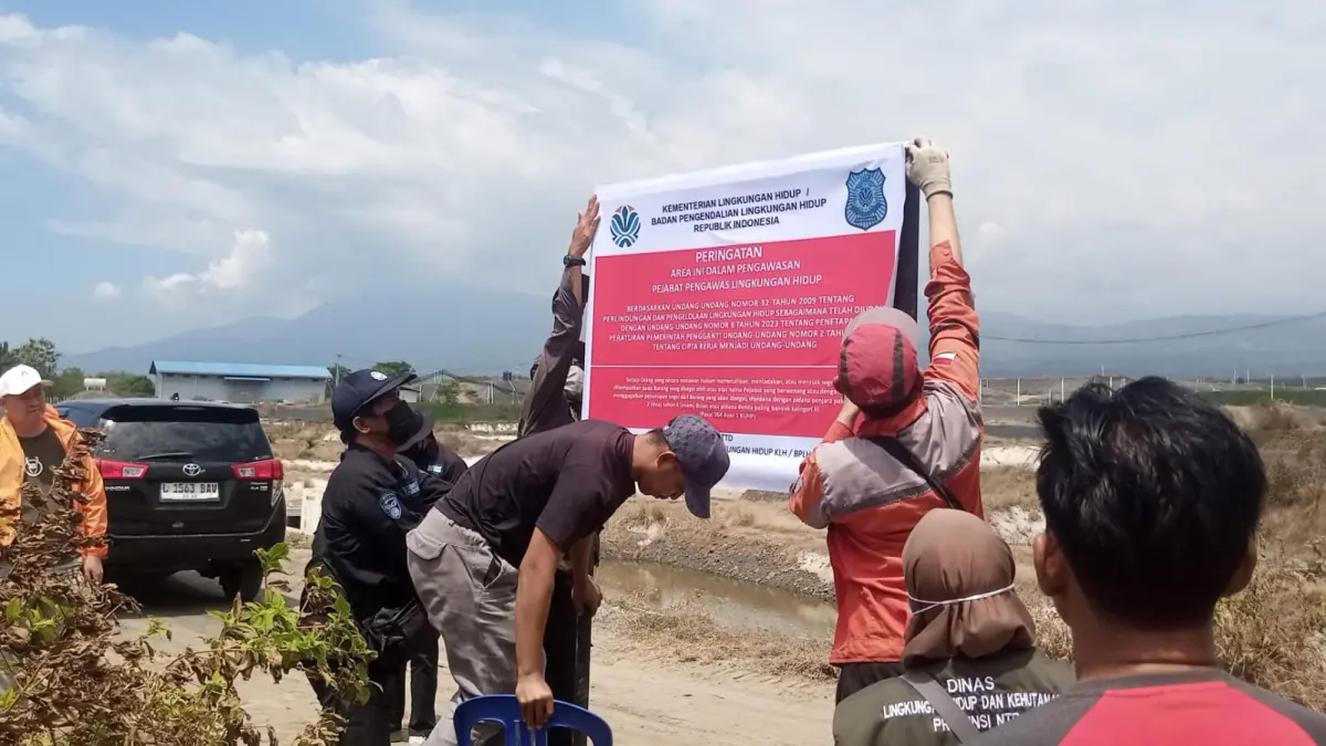 PAPAN PERINGATAN: Tim saat turun melakukan verifikasi di lokasi tambak udang di Desa Sambik Elen, Kecamatan Bayan.