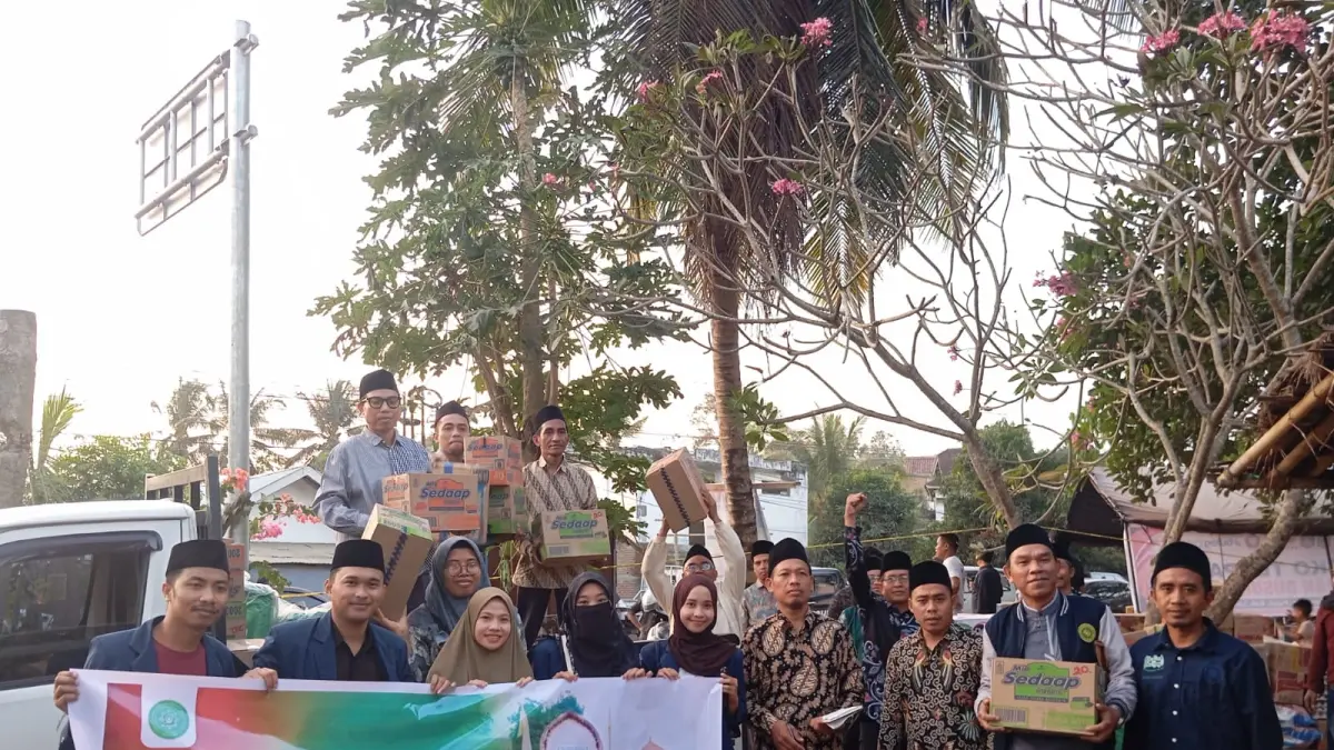 PEDULI: Penyerahan bantuan kebakaran Desa Adat Sade oleh IAI Hamzanwadi Lombok Timur. (Istimewa) 
