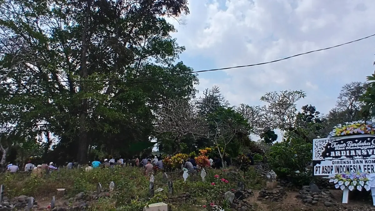 PEMAKAMAN: Warga menghadiri pemakaman Ardiansyah, korban KMP Putri Yasmin di pemakaman umum Desa Gelogor, Kamis (20/8). (NURUL/LOMBOK POST)