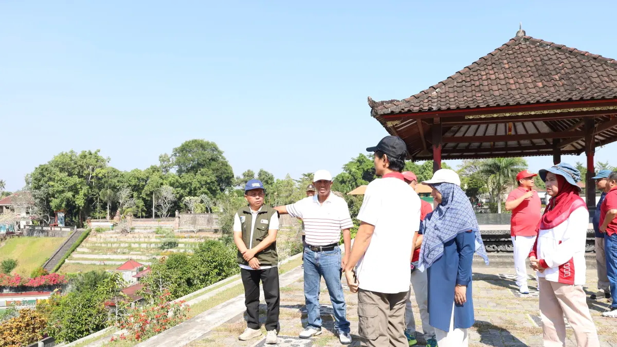 PENINJAUAN TAMAN NARMADA: Pemkab Lobar bersama OPD saat melakukan peninjauan Taman Narmada, Jumat (21/8). (PROKOPIM LOBAR FOR LOMBOK POST)