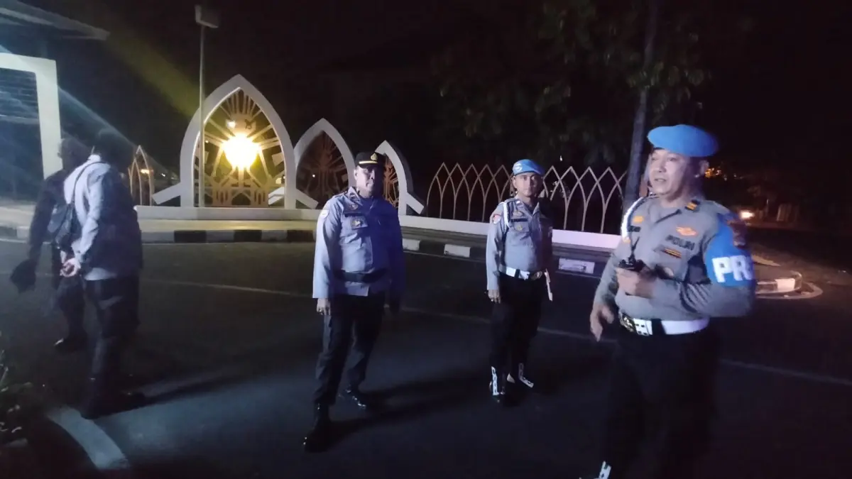 Personel Direktorat Binmas Polda NTB berpatroli di kawasan Jalan Pemuda, Gomong, Kota Mataram, Sabtu (22/8) malam.