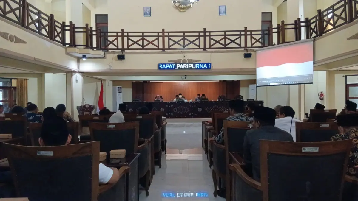 RAPAT PARIPURNA: DPRD Lobar menggelar sidang paripurna bersama Pemkab Lobar membahas KUA PPAS APBDP 2026, Jumat (21/8/2026). (NURUL/LOMBOK POST)
