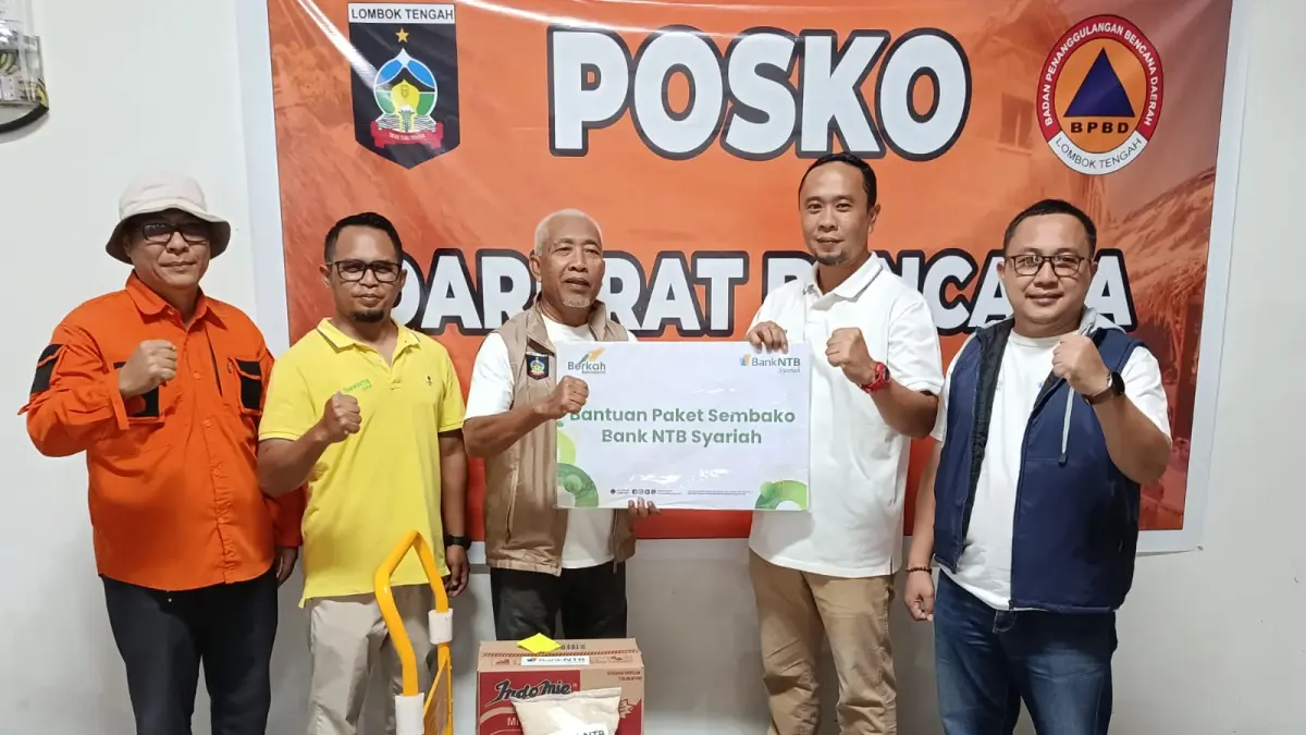 SALURKAN BANTUAN: Bank NTB Syariah serahkan bantuan ke Desa Adat Sade, Dusun Sade, Desa Rambitan, Kecamatan Pujut, Kabupaten Lombok Tengah, Minggu (23/8).