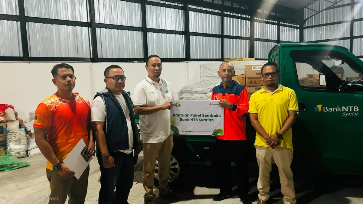 SALURKAN BANTUAN: Bank NTB Syariah serahkan bantuan ke Desa Adat Sade, Dusun Sade, Desa Rambitan, Kecamatan Pujut, Kabupaten Lombok Tengah, Minggu (23/8).