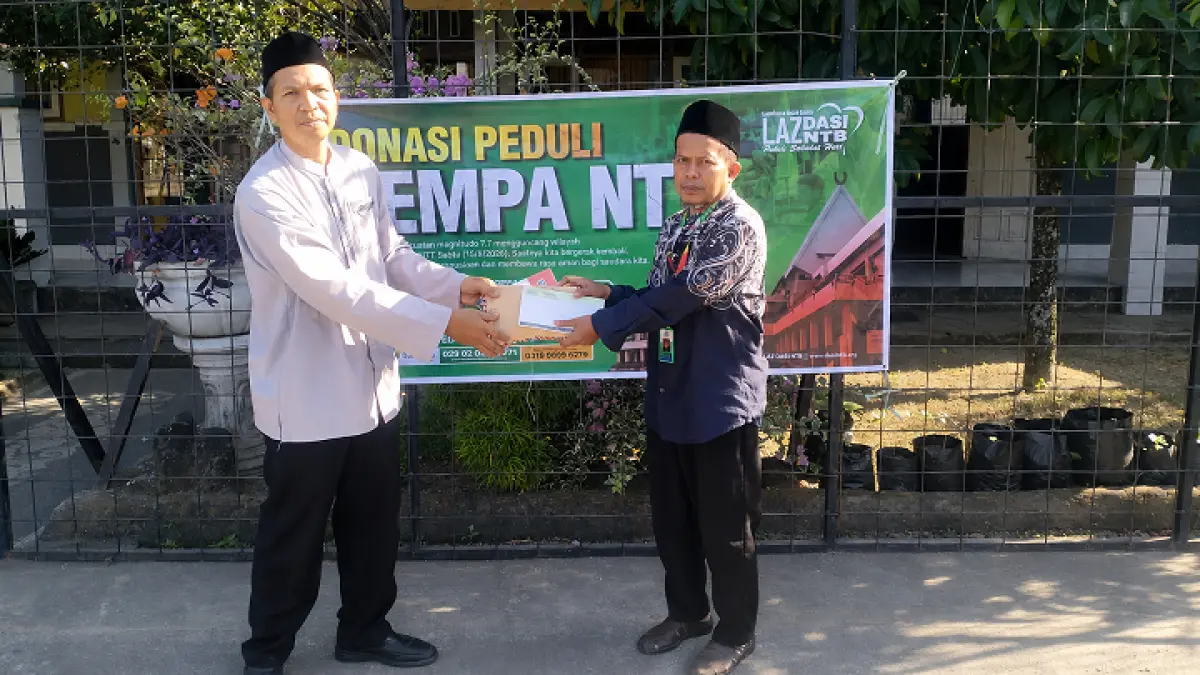 SALURKAN BANTUAN: Wakil Kepala SMKN 1 Lingsar Bidang Humas SMKN 1 Lingsar Safwan menyalurkan bantuan korban gempa NTT melalui pihak LAZ Dasi NTB, Jumat (21/8).